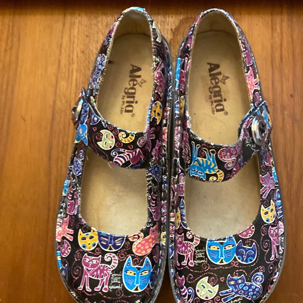 Alegria MaryJane Orthotic Shoes with cool cat design